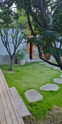 休假最后一天，又要回到闹市。 繁忙的八月，来了。 明天要出差香港，一个怎么都喜欢不起来的城市。