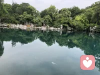 孩子和成年人的心理區(qū)別。前者依賴別人，后者主動(dòng)創(chuàng)造。配圖