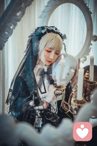 被故意隱藏的人格特點叫人格陰影，被故意表現出來人格特點的叫人格面具。舉個例子:在戀愛時表現慷慨，是我們的人格面具。配圖