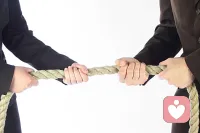 與其在關系中互相的拉扯，不如把繩子丟掉，走向對方，和對方站在一起。用合作的心態一起去面對問題。配圖