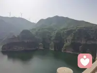 Do not let your emotions  override your judgment.配圖