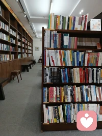 生活是一張永遠無法完成的草圖，是一次永遠無法正視上演的彩排。人們在面對抉擇時完全沒有判斷的依據。配圖