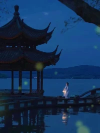 所谓的一见钟情都是见色起意，所谓的日久生情就是权衡利弊。恋爱也罢，婚姻也罢，所有的关系也罢，都是价值的交换。你有价值关系就能长久，你没有价值就会弃你远去……懂人性通人性你遇到任何人任何事就没有什么难过的了，努力做个有价值的人才是王道……