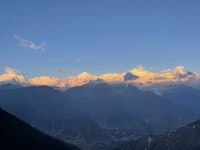 弘一法師的五句話讀了無數人。
一、凡是你想控制的，其實都控制了你。當你什么都不要的時候，天地都是你的。大道至簡，無欲則剛，無為則無所不為。
二、遇見是因為有債要還，離開是因為還清了。前世不欠，今生不見，今生相見，定有虧欠。
三、不要害怕失去，你所失去的本來就不屬于你，也不要害怕傷害，能傷害你的都是你的結束。繁華三千，看淡即是浮云，煩惱無數，想開就是晴天。
四、你以為錯過了是遺憾，其實可能躲過了一劫。別擔心，你不可能什么都擁有。也別灰心，你不可能什么都沒有，所愿所不愿，不如心甘情愿，所得所不得，不如心安理得。
五、有些事，上天讓你做不成，那是在保護你。別抱怨，別生氣，世間萬物都是有定數的，得到未必是福，失去未必是禍。人生各有渡口，各有各舟。有緣躲不開，無緣碰不到，緣起則聚，緣盡則散。配圖