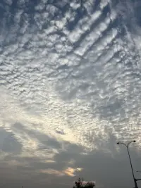 天空中的云層層疊疊，美不勝收。被突然到訪的飛機??撕裂了，搖頭、可惜、傷感……
轉頭發現確是另一番美景
朋友們當心情不美麗時，多一些轉頭多一些發現配圖