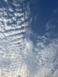 天空中的云層層疊疊，美不勝收。被突然到訪的飛機??撕裂了，搖頭、可惜、傷感……
轉頭發現確是另一番美景
朋友們當心情不美麗時，多一些轉頭多一些發現配圖