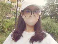 在真正高質(zhì)量的婚姻關(guān)系和夫妻關(guān)系中，雙方是自愿地把全部的注意力都集中到對(duì)方身上的，他自愿地受這個(gè)約束，自愿地限制自己的自由。如果他有一個(gè)比較親密的異性朋友，但這沒有傷害到你們的婚姻，那你是不應(yīng)該去壓抑他的，前提是他仍舊愛你。在婚姻的低境界當(dāng)中，配偶用緊盯、控制的辦法，防止外遇和婚變，要求對(duì)方不能多看別人一眼，不能跟別人多說一句話，一切都不可以。而且我這樣做是理直氣壯的，因?yàn)槲覀冇谢榧s。那么可以說你的婚姻的質(zhì)量是很低的。配圖