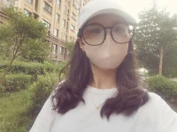 在真正高質(zhì)量的婚姻關(guān)系和夫妻關(guān)系中，雙方是自愿地把全部的注意力都集中到對(duì)方身上的，他自愿地受這個(gè)約束，自愿地限制自己的自由。如果他有一個(gè)比較親密的異性朋友，但這沒有傷害到你們的婚姻，那你是不應(yīng)該去壓抑他的，前提是他仍舊愛你。在婚姻的低境界當(dāng)中，配偶用緊盯、控制的辦法，防止外遇和婚變，要求對(duì)方不能多看別人一眼，不能跟別人多說一句話，一切都不可以。而且我這樣做是理直氣壯的，因?yàn)槲覀冇谢榧s。那么可以說你的婚姻的質(zhì)量是很低的。配圖
