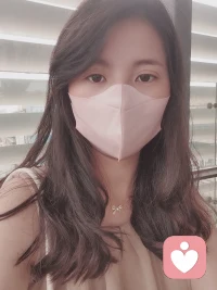 愛的寓言起初，上帝創造了人類，并教會了他們怎樣生存，以及怎樣延續自己的后代。然后上帝說：“你們在一起生活吧，一年之后，我再來看你們。”于是留給他們一方土地、一把鏟子和一捧種子就離開了。那一年，男人和女人22歲。很快一年的時間到了，上帝和天使一起來到人間，他們看見男人和女人肩并肩靠在一起，身邊熟睡著一個可愛的嬰兒，映襯著田地里面黃澄澄的莊稼，天使陶醉了，這是怎樣的一種美啊！上帝問天使：“你看見了什么？”天使說：“我看見了愛情。”上帝很不滿，“但是最初我并沒有創造什么愛情！人類太自作主張了！”發怒的上帝于是決定懲罰他們，“我要讓他們自私起來，看看他們到最后還會不會這樣滿足。7年之后，我會再來”。七年過去了，這一年男人和女人30歲。上帝和天使如期降臨人間，當年的嬰兒已經滿地跑，女人一邊擇菜一邊看著孩子幸福地微笑，她的身邊還有一個剛剛兩歲的女孩兒。男人剛從田地里回來，脫下外套，蹲在妻子的面前，和她一起擇起菜來，并時而抬頭溫柔地看著她。上帝說：“這是什么？”天使回答：“這是諒解。”上帝再次不滿了，怎么會有諒解？人類不是自私的嗎？于是上帝決定更加嚴厲地處罰他們，“我要讓時間在他們的身上留下印記，帶走他們的青春和體力，20年之后，我會再回來”。20年之后，上帝果然又來了，這一次，他們看見那對年過半百的夫妻一起坐在門口有一句沒一句地聊著什么，旁邊是一桌香噴噴的飯菜，年輕英俊的小伙子在田里收割莊稼，他的妹妹則在一旁打下手。那對夫妻不再像從前那樣有精神了，頭發也花白了，但是在他們的眼睛里有一種更加令天使陶醉的東西。還沒等上帝發問，天使就說：“我在他們的眼里看見了忠誠，但是我不知道這股力量來自哪里。”這一次上帝沒有很生氣，因為他看見了時光果然在他們的身上留下了印跡。于是上帝很干脆地說：“他們的時間并不多了，三年之后，我倒要看看，在生命的終結處，他們還擁有什么！”于是三年后，當上帝再來的時候，男人獨自坐在山頭上，這時候的他已經白發蒼蒼，而那個女人——他的妻子就躺在他對面的那座小小的墳墓里，上帝在他的眼睛里看見了憂傷，但是除去憂傷，還有一種新的東西。于是上帝又轉身詢問天使，天使說：“記憶。”上帝無法明白，最終掉頭離開。而就在不遠處，他又看見了一對青年男女，他們的眼里有種熟悉的力量，這個時候，他才明白，人與人之間的那種微妙的感情——愛情，究竟是什么。配圖