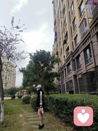 “就算被一兩個人討厭，你不用那么在意，你能按照自己的方式好好生活?！薄澳悴槐孛銖娮约汉退枷氩煌娜俗雠笥?，試著尋找那些能接受你原本樣子的朋友吧如果覺得不適合深交，保持點頭之交的關系即可。如果她們因此疏遠你，那也沒什么大不了的。不必強求每個人都喜歡我，只要抱著“如果偶然遇到能接受真實自己的人，那就太幸運了”的心態就可以配圖