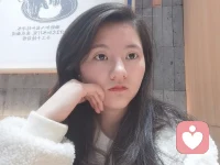 “所有的希望，扎根心臟，默默發光。《小王子》里面說：“星星發亮，是為了讓每個人有一天都能找到屬于自己的星星。配圖