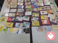 这些年，我逐渐学会了透过令人不适的外表看见和联结人的内心。我学会了以温暖、好奇和开放的态度报以注意，随着时间的推移，我的迷雾和恐惧消失了，取而代之的是友善和慈悲。不过，只有当我有意愿活在当下并保持开放时，这些才会发生：我能够为自己的自动化情绪反应创造空间，不再受它们控制。配图