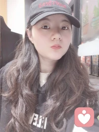 如果对方暂时没有那么强的安全感，需要用一些防御来自我保护，但你却强行要求对方必须坦露，这本身就是一种很自私的行为，因为要求对方全然坦露实际上是为了安抚自身的不安。你只有掌握了对方的想法、历史，尽可能多的完整信息，你才会有安全感。但是，你却不愿意把注意力放在改变自己上，去成长，让自己内心更强大、更有笃定感，而是不断地要求对方敞开心扉。至于对方内心的脆弱、恐惧、无力，你是不管的，也没有一丝耐心去支持对方，只是一味地索取，而且还用爱或者道德的名义来粉饰自己的索取。当小鸟在数米高的树枝上安心地闭目休息时，并不是因为它相信树枝，而是相信自己的翅膀。你并不需要满世界去寻找一个值得信任的人，你只需要找回信任自己的力量。配图