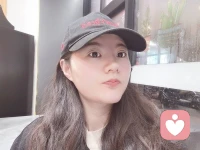 如果对方暂时没有那么强的安全感，需要用一些防御来自我保护，但你却强行要求对方必须坦露，这本身就是一种很自私的行为，因为要求对方全然坦露实际上是为了安抚自身的不安。你只有掌握了对方的想法、历史，尽可能多的完整信息，你才会有安全感。但是，你却不愿意把注意力放在改变自己上，去成长，让自己内心更强大、更有笃定感，而是不断地要求对方敞开心扉。至于对方内心的脆弱、恐惧、无力，你是不管的，也没有一丝耐心去支持对方，只是一味地索取，而且还用爱或者道德的名义来粉饰自己的索取。当小鸟在数米高的树枝上安心地闭目休息时，并不是因为它相信树枝，而是相信自己的翅膀。你并不需要满世界去寻找一个值得信任的人，你只需要找回信任自己的力量。配图