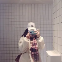 人的內(nèi)心，
既求生，
也求死，
既追求光明，
也追求黑暗，
既渴望愛，
有時又浪擲手中的愛，
人的心中
好像一直有一片荒蕪的夜地，
留給那個幽暗又寂寞的自我。配圖