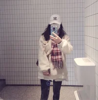 人的內(nèi)心，
既求生，
也求死，
既追求光明，
也追求黑暗，
既渴望愛，
有時又浪擲手中的愛，
人的心中
好像一直有一片荒蕪的夜地，
留給那個幽暗又寂寞的自我。配圖