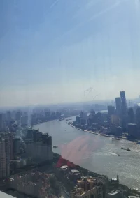 他需要的不是自信和安全感，而是接納不確定的因素，接納焦慮的想法和感受，他需要與焦慮合作而非對抗焦慮配圖