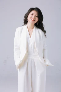 3年前的自己vs3年后的自己
進入心里咨詢今年是第5年了，還記得5年前第一次接觸心里咨詢。深深的被這本(完全圖解心里療法）書中的內容所吸引。從一名愛好者成為合格的咨詢師。這一路上經歷了風風雨雨，經歷了挫折。也見證了每個來訪者的成長與變化，生命中的無限的力量和潛能。這一切的一切組成了現在我的樣子，我想對自己說親愛的你是最棒的無論你選擇什么都要堅持下去，因為過去的你成就了現在的你，未來的你是現在的樣子所成就的。不管未來怎么樣，記住答案都在你的行動中。現在就是最好的答案。
也想對我的來訪者說:親愛的每個人都會在成長中遇到各種各樣的迷茫、抑郁、焦慮和相愛的人分離、父母的逝世。不同的年齡有不同的經歷。我想說這些都不是你的錯，有些事情我們是不能夠控制的，這些都沒有關系。你可以去體驗這種感受不要恐懼和抗拒它也不要沉淪深深陷入其中。有時候我們需要這種感受這種感受會讓你變得完整而不是完美，或許也會收獲一份對于你而言特殊的禮物。學會接納自我、欣賞自己、突破自己、重建自我遇見一個未知的自己。
我們一起探索、體驗、成長成為那個未知的自己。也愿我們以后能成為真正的自己。配圖