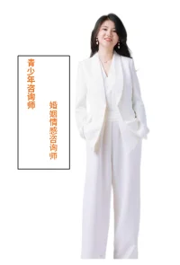 薩提亞《反觀自照》

我看見你的冷漠
卻想去溫暖這個冷漠
我看到
其實我還沒接納你的冷漠

我看見你的痛苦
卻想去結束這個痛苦
我看到
其實我還沒有陪伴你的痛苦

我看見你的自私
卻去評判你的自私
其實真正涌動的是我的自私

我看見你的憤怒
卻想躲開你的憤怒
我看到
其實我沒有允許你可以憤怒

我看見你的焦慮
卻去擔心你的焦慮
我看到
其實我已開始陷入焦慮

我看見你的無力
卻不知道要伸哪只手來抱你
我看到
當下我也無力

我看見你的美麗
并欣賞著你的美麗
我看到
當下我也開始美麗

我看見你的善良
并喜悅著你的善良
我看到
原本我亦善良

我看見你真實
并相信著你的真實
我看到
原本我也如此真實

我看見你的堅定
并看到相守的溫柔
我看到
我正堅定并且溫柔

我看見你的堅強
并感受著堅韌的力量
我看到
我正承接到這樣的力量

我看見你的謙卑
并感受內在的自信
我看到
我也開始低頭謙卑

我看見你的淡定
并感受到平靜的慈悲
我看到
我正在走進慈悲

我看見你的敞開
并擁抱你的敞開
我看到
其實我也正在敞開

我看見你的付出
不帶任何條件
我看到
其實我也學會將自己分享

我看見你的純粹
只是
做自己想做的事
愛自己想愛的人
走自己想走的路

痛了就哭，喜了就笑
累了就歇，好了就走

我也看到了自己

如果對于看見
只是看見
并接納所有的看見
并不想要馬上去改變

透過看見
我看見了自己
也看到
生命原本的純粹和全然配圖