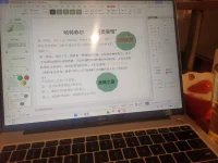 熱愛工作
熱愛美食
也更愛生活
學(xué)會(huì)在忙碌中偷閑，閑中享受生活
感受生活中的美好。配圖