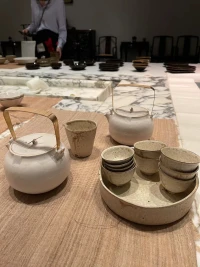 我常聽到一些潛在訪客說他們被診斷為患有各種各樣的障礙型疾病，這就像是他們在向我透露關于自己的天機，但這卻造成他們在治療時不再像其他人一樣去深入探究真相。通過書籍或媒體，你可能已經開始認為自己患有某種可識別的、廣為人知的人格障礙，請試著暫時將此念頭拋到一邊。與其給自己釘上某個診斷類別，
不如去思考你獨一無二的成長背景與性格；
學著去了解你自己的防御策略——
你會做什么來逃避對痛苦的感知，
為什么要這樣做，而不是琢磨哪種診斷標簽最契合你。配圖