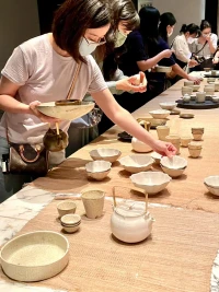 我常聽到一些潛在訪客說他們被診斷為患有各種各樣的障礙型疾病，這就像是他們在向我透露關于自己的天機，但這卻造成他們在治療時不再像其他人一樣去深入探究真相。通過書籍或媒體，你可能已經開始認為自己患有某種可識別的、廣為人知的人格障礙，請試著暫時將此念頭拋到一邊。與其給自己釘上某個診斷類別，
不如去思考你獨一無二的成長背景與性格；
學著去了解你自己的防御策略——
你會做什么來逃避對痛苦的感知，
為什么要這樣做，而不是琢磨哪種診斷標簽最契合你。配圖