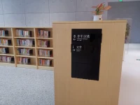 又是泡圖書館的一天
上海徐匯書院里面的氛圍感還是比較強的
及時是下雨天也有很多的人
我仔細觀察了一下
來這里的一部分人是攝影打卡，拍照片確實很出片。但我不是攝影愛好者。
還有一部分是住在附近的居民來看書。
而我是借書者，借幾本自己喜歡的書。喜歡在書館外來杯咖啡慢慢閱讀，及時讀不完也可以帶回家或者在出差的時候來閱讀。
對于閱讀已經成為我生活中的一部分，我會看關于專業心里學的書籍，慢慢轉向哲學和文學
難得偷得浮生半日閑，好好享受當下配圖