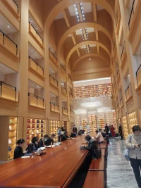 又是泡圖書館的一天
上海徐匯書院里面的氛圍感還是比較強的
及時是下雨天也有很多的人
我仔細觀察了一下
來這里的一部分人是攝影打卡，拍照片確實很出片。但我不是攝影愛好者。
還有一部分是住在附近的居民來看書。
而我是借書者，借幾本自己喜歡的書。喜歡在書館外來杯咖啡慢慢閱讀，及時讀不完也可以帶回家或者在出差的時候來閱讀。
對于閱讀已經成為我生活中的一部分，我會看關于專業心里學的書籍，慢慢轉向哲學和文學
難得偷得浮生半日閑，好好享受當下配圖
