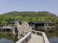 今日感悟:
必須要承認(rèn)人會(huì)隨著環(huán)境自我經(jīng)歷而改變，
好像回不到過(guò)去，可以排隊(duì)2個(gè)多小時(shí)去體驗(yàn)坐船
也不會(huì)看到所有的美食一個(gè)個(gè)去品嘗
雖然錯(cuò)過(guò)了很多，但也會(huì)有新的發(fā)現(xiàn)和更多的探索
比起多巴胺，我更加喜歡內(nèi)啡肽。配圖