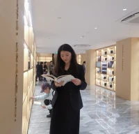 我想說:
并非所有的婚姻都可以挽救，或值得挽救。要想挽救婚姻，你首先需要誠實地面對自己，也要誠實地面對你的伴侶。如果你出軌了，請捫心自問：你是否在猶豫該不該與伴侶一拍兩散？如果你確實在猶豫，就說明你很可能不具備修復婚姻的條件。如果被背叛的那個是你，你可能會對婚姻失望透頂，不管你的伴侶怎樣懇求你再給他（她）一次機會。當然，如果背叛者無意與你維持婚姻，浪費口舌只會給你自己帶來更大的傷害。與其如此，不如將你的全副精力投入修復情傷、開始下一段人生旅程之中。如果你是被背叛的那個傷心人，不要給自己定下恢復期限，要知道你的感情現在非常脆弱。曾經傾心信賴之人竟然背叛了你，你可能會質疑一切：你不知道你的伴侶究竟是什么人，你懷疑你們是否曾真心相愛，你甚至不知道承諾的意義何在。你很可能會不由自主地一遍遍回想，猜測伴侶出軌的原因、時間和地點；你會難以成眠，腦中不斷閃回各種片段；你會深受憂郁困擾，變得神經質，感覺一切都不真實；你會感情麻木、安全感缺失、自我懷疑、焦慮不安。這些都是士兵易患的“創傷后應激障礙”（post-traumatic stress disorder）的癥狀（盡管兩者所受的“創傷”不同）。格拉斯的實驗證明，人們在發現伴侶出軌后，常會表現出這些癥狀。配圖