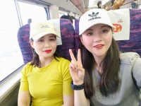 好多关于情感咨询的来访者问：什么是真正的爱情？
我说：真正爱情的第一步是知道真正的爱情究竟是什么。你要了解它的全部，包括它的瑕疵和复杂性。
第二步是尊重它。这些年里，我见过太多人背离了他们的伴侣，摧毁了一段原本美好的恋情。我逐渐相信，爱情之路的最大障碍也许是某种“权利”感——他们觉得自己“应该拥有”“最完美的”伴侣，因此结束了婚姻。他们觉得最完美的伴侣绝不是自己的丈夫或妻子，而在茫茫人海中的某处，是这样吗？坦率地说：不是。没有一段长期关系是绝对完美的——不管是我们父母的，还是某位名人的，或是我们臆想中的。
第三步：接纳对方的全部，我想这个时候你会遇见真正的爱情。配图