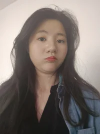 這兩天遇到了兩位不同的來訪者
一位是有考前綜合癥的孩子的媽媽來做咨詢，孩子來不了。
一般遇到這種情況我會建議媽媽先做咨詢，在咨詢的過程中發現孩子經常性的失眠睡不著，已經有明顯的軀體癥狀出現了。媽媽也是有同樣的焦慮，我幫助媽媽做了一次冥想媽媽感覺很好，她說整個人都放松了下來。后來預約了7號帶孩子一起來咨詢。
還有位咨詢者是突發情況自己的爸爸換癌癥，情緒特別崩潰。幫她做了一些舒緩情緒的治療。后面等到她情緒穩定和她一起去探索這件事情該如何處理和面對。
每一次的咨詢都讓我有不同的感受，有時候我們不僅僅學會愛自己，也要學會愛家人給家人鼓勵和支持。特別是在低谷的時期我們能夠理解他人的情緒緩解對方的痛苦，以及能夠提高來訪者解決問題和處理情緒。這也是我們每個人生中的功課。看看我們是不是在不確定和不可控的未來交出一份讓自己滿意的答案。配圖