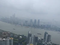 來訪者問：為什么不能好好說再見？

美美回復：男人和女人不同的放棄方式。 ???

男人決定放棄段感情的時候大多會選擇冷淡的方式一點點冷落和忽視，甚至主動制造一些障礙讓你疏遠他厭煩他。

其實這是他在制造契機，要么他離開，要么讓你選擇離開。

女人會覺得分手就應該好好談，兩個人把所有的問題都說開，如果實在走不下去了，也需要正式提分手才算結束。
很多女人不明白，多數時候男人不主動，其實就已經是答案了，不回應就是拒絕，忽冷忽熱就意味著可有可無，愛理不理說白了就是不想理你。配圖