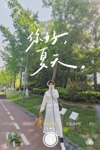在我做咨询的大部分过程中我发现有两类人群特征

第一种是解决问题，想找方式和方法，想让问题能够有所解决，在他们的模式设置中，需要不断的去解决问题，才能让自己有所收获。可是在这个循环中他们非常的痛苦，因为他们发现这个问题解决了，还会有新的问题出现……也会有更多的问题去解决，于是陷入了一个“解决问题的模式”，一直重复体验更多给人一种焦虑感，无法看到对方会有松弛感，无法在两者之间很好的平衡。造成了我该怎么办才好？


在我想对第一种模式的来访者说：生命不是一个问题需要解决，更像是一个旅程去体验和经历

第二类是想深入成长了解自己

伴随着咨询关系深入体验，他们能够发现自己的内在模式和设置，也会对自己的想法、感受行为。有更深入的了解和看见，在这个过程中他们能够更好的去理解自我和他人，在这个过程中会不断的、认识自己、接纳自己、悦纳自己、和挑战自我。从而达到内心的从容和平静。

两者都是做咨询却有着不同的收获，第一种模式会觉得咨询没有什么效果，或者是效果没有到达自己的预期。会有种这个老师不够专业，也会对咨询有负面的影响。

第二种模式的咨询，会让人觉得在这段咨询空间里很安全，可以更好的去了解自己，探索自己，在这个过程中可以遇见未知的自己，从而会有一种被接纳、被理解、和被看见。在这个过程中遇见了更好的自己。

我想说：咨询需要一个时间和过程，我们需要给自己一些空间和时间来看见自己的成长和收获，也需要在这个过程中去用心的去体验、去经历和感受。

    以上纯属个人观点，仅供参考。

                         ____美美

                                      2023.5.14配图