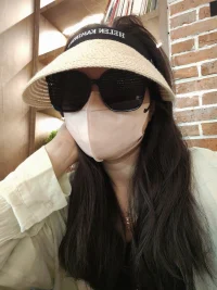 最近接到一個關(guān)于情感話題關(guān)于“戀愛腦”
來訪者問:老師為什么我每次進入一段感情都容易成為戀愛腦呀？
我說:也不知道這個社會怎么了，會有關(guān)于愛情各種各樣的標(biāo)簽和貶義。
來訪者說:是呀！現(xiàn)在談戀愛很累。對喜歡的人不敢勇敢的付出，害怕被說“舔狗”害怕被辜負(fù)被拋棄。
我說:是的，愛情最迷人之處不就是那一點不加思索的沖動嗎？愛不是自由意志所決定的，相反，愛是自由意志的沉淪，誰不曾對愛情抱有幻想？
來訪者說：可是還是害怕……
我說：如果無法理智，那請你一定勇敢。勇敢愛，也勇敢分開配圖
