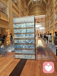 人活著，總有過于苛求的詆毀，也有意料不到的贊揚。’總之，毀譽(yù)都是外來的，怎么能避免？關(guān)鍵還是要看你自己的修行功夫如何。”該做事做事，該講學(xué)講學(xué)，該吃飯吃飯，該睡覺睡覺，只一意守護(hù)內(nèi)心昭明靈覺的良知，每天照舊過得逍遙自在。用他自己的話說，只要“依此良知，忍耐做去，不管人非笑，不管人毀謗，不管人榮辱”，“自然有得力處，一切外事亦自能不動”（《傳習(xí)錄》卷下）。寒山問：“世間謗我、欺我、辱我、笑我、輕我、賤我、惡我、騙我，如何處治乎？”
拾得答：“只是忍他、讓他、由他、避他、耐他、敬他、不要理他，再待幾年，你且看他。”配圖