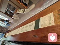 人活著，總有過于苛求的詆毀，也有意料不到的贊揚。’總之，毀譽(yù)都是外來的，怎么能避免？關(guān)鍵還是要看你自己的修行功夫如何。”該做事做事，該講學(xué)講學(xué)，該吃飯吃飯，該睡覺睡覺，只一意守護(hù)內(nèi)心昭明靈覺的良知，每天照舊過得逍遙自在。用他自己的話說，只要“依此良知，忍耐做去，不管人非笑，不管人毀謗，不管人榮辱”，“自然有得力處，一切外事亦自能不動”（《傳習(xí)錄》卷下）。寒山問：“世間謗我、欺我、辱我、笑我、輕我、賤我、惡我、騙我，如何處治乎？”
拾得答：“只是忍他、讓他、由他、避他、耐他、敬他、不要理他，再待幾年，你且看他。”配圖