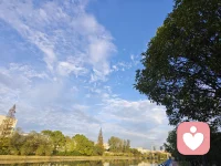 人生就是一場(chǎng)修行，各種道理，頭腦里明白很容易，但你必須使用你的肉身在現(xiàn)實(shí)中，也就是關(guān)系中去體驗(yàn)。
頭腦快，但虛；體驗(yàn)慢，但真。當(dāng)你能“降服”全能自戀的狂暴想象，從而進(jìn)入看似慢騰騰的體驗(yàn)時(shí)，你會(huì)愛上生命，愛上平凡的生活。
不僅如此，你會(huì)發(fā)現(xiàn)，你這時(shí)好像才可能碰觸到無(wú)限的存在，而所謂創(chuàng)造力也由此而生。在我看來(lái)，真正的自信只能來(lái)自愛。配圖