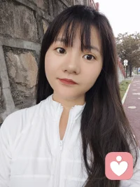 人生就是一場(chǎng)修行，各種道理，頭腦里明白很容易，但你必須使用你的肉身在現(xiàn)實(shí)中，也就是關(guān)系中去體驗(yàn)。
頭腦快，但虛；體驗(yàn)慢，但真。當(dāng)你能“降服”全能自戀的狂暴想象，從而進(jìn)入看似慢騰騰的體驗(yàn)時(shí)，你會(huì)愛上生命，愛上平凡的生活。
不僅如此，你會(huì)發(fā)現(xiàn)，你這時(shí)好像才可能碰觸到無(wú)限的存在，而所謂創(chuàng)造力也由此而生。在我看來(lái)，真正的自信只能來(lái)自愛。配圖