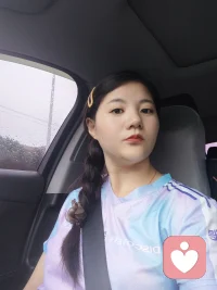 真實思維：沒有真實反饋，就沒有增強回路得到真實反饋，是為了對抗調節回路。

什么是調節回路？成長的結果是符合人性的，看見成長就越愿意成長，但成長的過程是不符合人性的，學習和訓練都是很苦很累的，所以人會經常出現放棄的行為，這就是調節回路，很多人以為，自己經常想放棄是不正常的，其實那才是真實的反饋。得到真實反饋，是為了對抗滯后反饋。若要啟動增強回路，就一定要走出自我意識，得到真實反饋，具體有以下4個要點：

第一，心態上要能接受真實、擁抱真實，真實是最有力量的反饋；

第二，要看清真實的結果，走進真實的世界，清醒思考，接近真相；

第三，凡事要盡可能地正確歸因，錯誤歸因會讓你離增強回路越來越遠；

第四，得到真實反饋，可以在最大限度上對抗調節回路和滯后反饋。

發現一個變量，會讓你短時間內快速成長；找到一條因果鏈，會讓你完成階段性成長。只有找到一條增強回路，才能讓自己持續成長。而要啟動增強回路，就一定要找到正向的真實反饋，這是成長的底層推動力。配圖