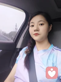 真實思維：沒有真實反饋，就沒有增強回路得到真實反饋，是為了對抗調節回路。

什么是調節回路？成長的結果是符合人性的，看見成長就越愿意成長，但成長的過程是不符合人性的，學習和訓練都是很苦很累的，所以人會經常出現放棄的行為，這就是調節回路，很多人以為，自己經常想放棄是不正常的，其實那才是真實的反饋。得到真實反饋，是為了對抗滯后反饋。若要啟動增強回路，就一定要走出自我意識，得到真實反饋，具體有以下4個要點：

第一，心態上要能接受真實、擁抱真實，真實是最有力量的反饋；

第二，要看清真實的結果，走進真實的世界，清醒思考，接近真相；

第三，凡事要盡可能地正確歸因，錯誤歸因會讓你離增強回路越來越遠；

第四，得到真實反饋，可以在最大限度上對抗調節回路和滯后反饋。

發現一個變量，會讓你短時間內快速成長；找到一條因果鏈，會讓你完成階段性成長。只有找到一條增強回路，才能讓自己持續成長。而要啟動增強回路，就一定要找到正向的真實反饋，這是成長的底層推動力。配圖