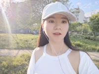 肉体的视觉和心灵的视觉。
肉眼看到的东西有时会忘却，
心灵看到的东西是永远记在心里的。
等待与希望，万物有自己的节奏比如这颗成熟的番茄配图
