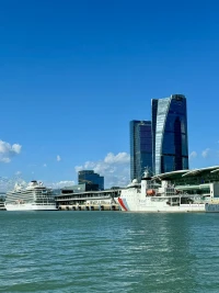 夏天就要去海邊呀
吹吹小島的風
感受大海的一望無際
蔚藍的天空
這一刻美極了
 開練普拉提配圖