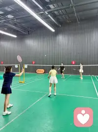 別追著光跑，要讓自己成為鏡面。
當(dāng)你能折射出他人心底最隱秘的渴望時(shí)，自然會(huì)有手捧火種的人，主動(dòng)來照亮你的路。
最高級(jí)的人脈，永遠(yuǎn)誕生于你敢說“接住我”的瞬間。配圖