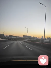 別追著光跑，要讓自己成為鏡面。
當(dāng)你能折射出他人心底最隱秘的渴望時(shí)，自然會(huì)有手捧火種的人，主動(dòng)來照亮你的路。
最高級(jí)的人脈，永遠(yuǎn)誕生于你敢說“接住我”的瞬間。配圖