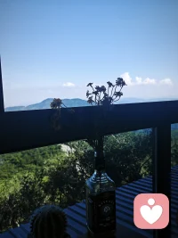 有時(shí)候孤獨(dú)也是一種享受……
能夠感受到自己的情緒
允許它的存在和出現(xiàn)
無(wú)須去批判它指責(zé)它
靜靜的觀察它，你會(huì)發(fā)現(xiàn)時(shí)而悲傷、時(shí)而低落
好像一瞬間就消失了
選擇不去壓抑它和抗拒，而是接納配圖
