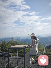 凡事都有代價。

任何事物都是這樣的。貝佐斯的建議同樣適用于職場以外的很多事情。

一個非常簡單又顯而易見的道理是，有價值的事物從來都不是免費的，但人們常常忽略這一點。怎么可能是免費的呢？追求任何事物都要付出相應的代價，而代價又和潛在的回報成正比。

但大部分事情并不是明碼標價的，而且你無法用現金支付。值得追求的事物都以其他形式為代價，包括承受壓力與不確定性、和脾性古怪的人打交道、應對官僚主義、面對與他人的利益沖突、忍受無休止的爭論與無稽之談、長時間工作，以及面臨外界的不斷質疑，等等。這都是取得成功要付出的代價。

在很多情況下，付出代價是值得的。但是你要意識到，代價必須付出，而且沒有優惠券，產品還稀缺。對于很多事情，一個好的經驗法則就是明確代價，然后欣然買單。當然，在大多數情況下，代價就是忍受恰到好處的煩擾。配圖