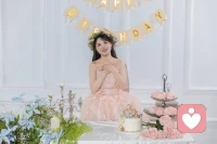 永远18
松弛是态度，贵气是底气。
愿新岁继续发光，不刺眼
却足够让人记住。配图