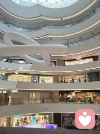 消失的时候就是在忙
出现的时候就是在充电
好朋友会陪你有过每个春夏秋冬
见证你的高光时刻和低谷时期
不离不弃才是最好的友情，陪伴是最温柔的告白