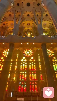 百余年未完工的奇迹，
阳光穿过彩窗，满目斑斓。
📍Sagrada Família